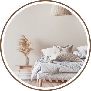 Chambre bohème conçue par Nadeco Concept avec suspension en rotin artisanal