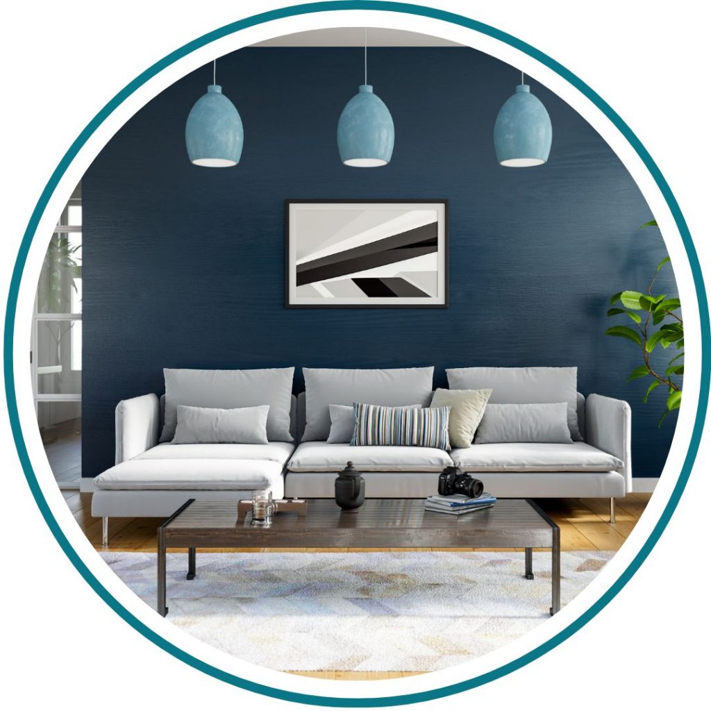 Salon contemporain signé Nadeco Concept avec table basse en verre, canapé gris clair et suspension en verre teinté bleu